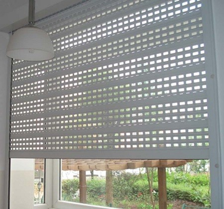 Kéo cửa cuốn lên hoàn toàn từ trước