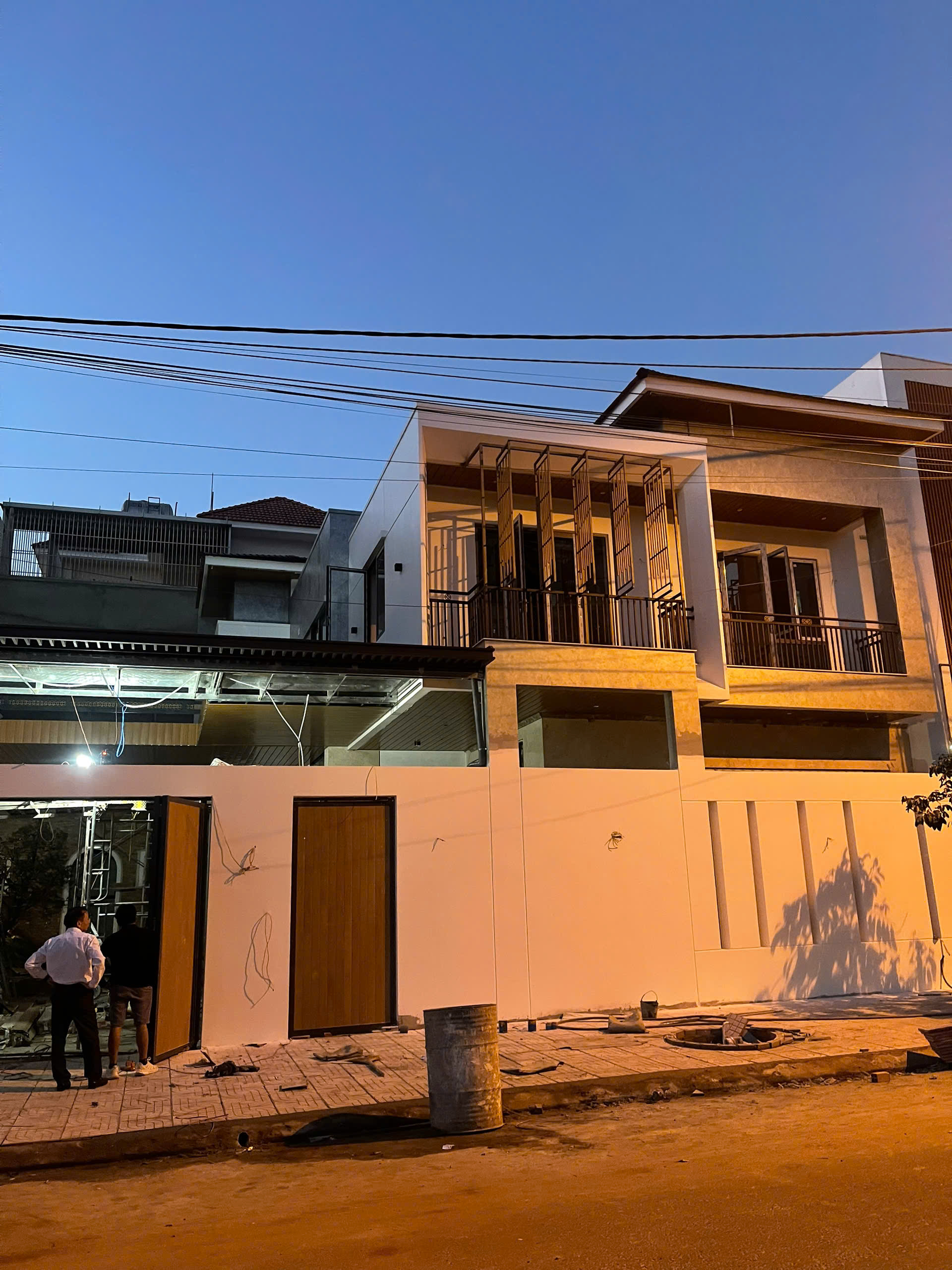 Giải pháp an toàn điện, lắp đặt hệ thống đèn trang trí cho nhà phố