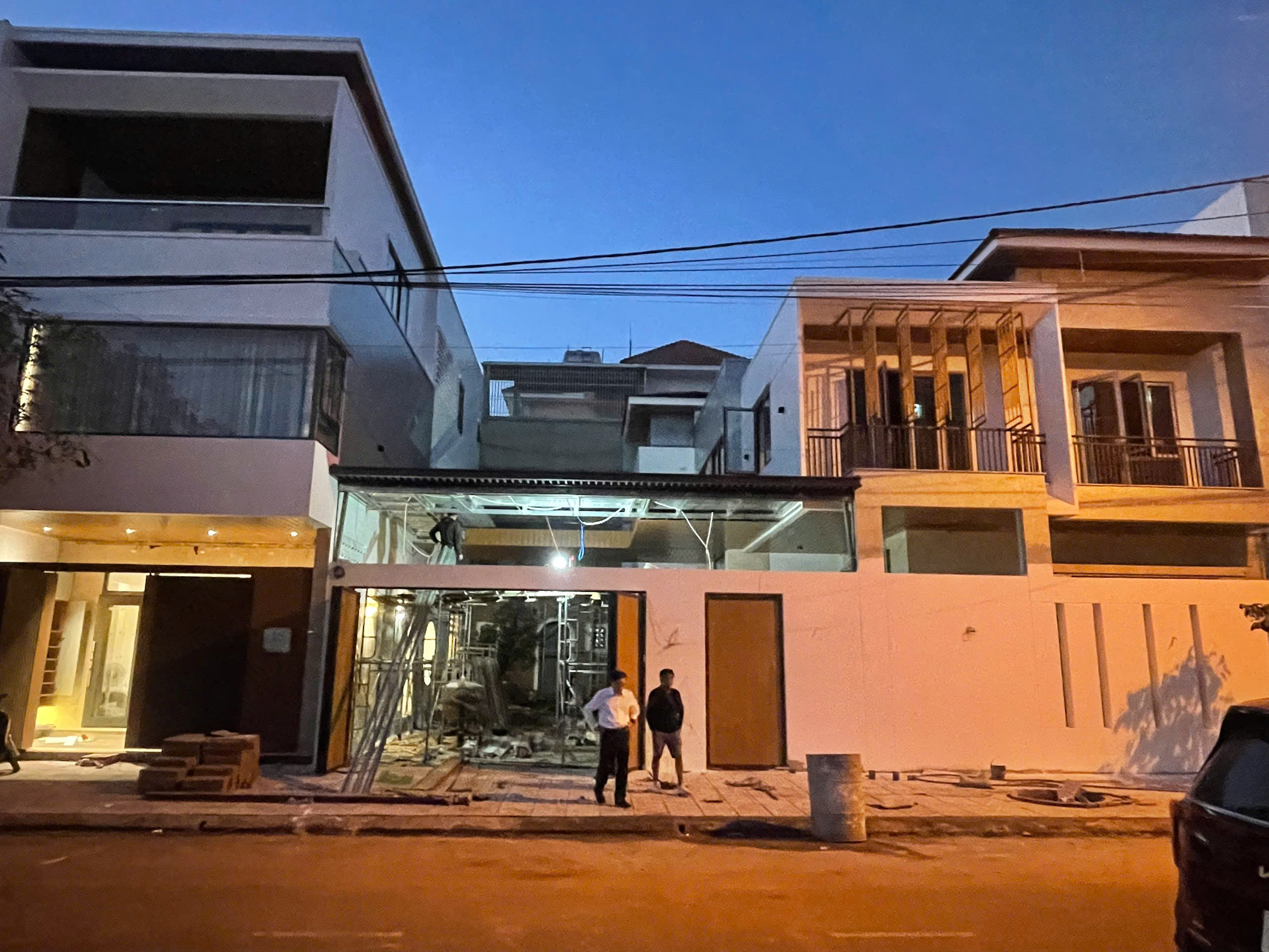 Giải pháp an toàn điện, lắp đặt hệ thống đèn trang trí cho nhà phố